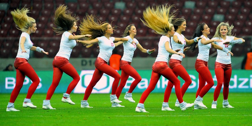 Cheerleaderki na meczu piłki nożnej