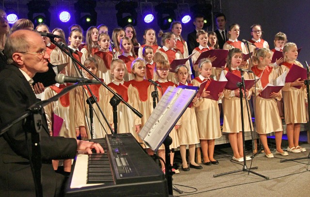 W okresie noworocznym podtrzymujemy świąteczną atmosferę. Zaprosiliśmy na wyjątkowy koncert zatytułowany: “Kolędy ulicy”.Tego wieczoru było można usłyszeć kompozycje wybitnego poznańskiego kompozytora- Mariusza Matuszewskiego do słów ks. Jana Twardowskiego, Emilii Waśniowskiej, Jadwigi Urbanowicz i Andrzeja Malickiego w aranżacji Krzysztofa Zaremby.Niezwykłe, jedyne w swoim rodzaju, kolędy i pastorałki wykonali dla Państwa chór Zespołu Szkół w Wałdowie Szlacheckim oraz jego goście-aktorzy toruńskiego teatru Baj Pomorski: Grażyna Rutkowska- Kusa, Anna Katarzyna Chudek, Krzysztof Grzęda i Mariusz Wójtowicz.