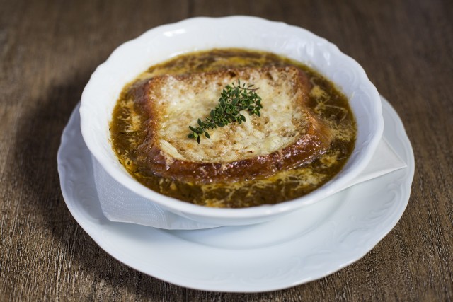 Warto sięgnąć od czasu do czasu po przepisy kuchni francuskiej. Na zdjęciu francuska zupa cebulowa (soupe à l’oignon).