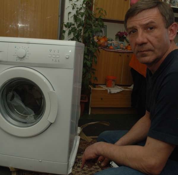 - Nie po to kupowałem pralkę, żeby ją zaraz naprawiać - mówi  Gabriel Niżyński.