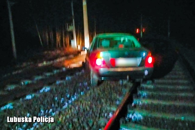 Kobieta po wjechaniu na tory kolejowe przejechała jeszcze około 20 metrów. Następnie zabrała ze sobą dziecko i pozostawiła samochód na torowisku. Na szczęście zadziałały kolejowe zabezpieczenia.