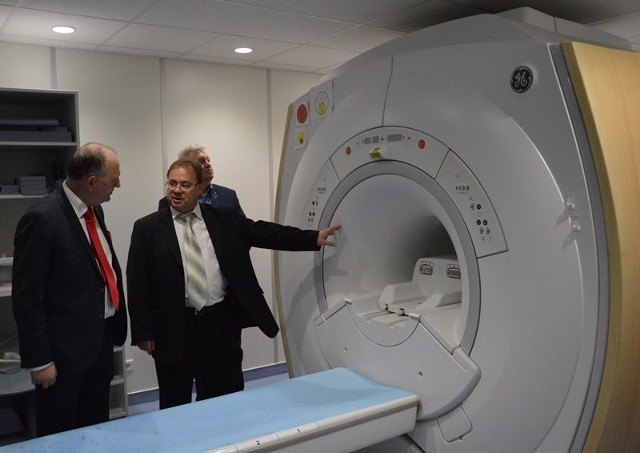 Radiolog Wiesław Guz (w środku) prezentuje nowy nabytek - rezonans magnetyczny o polu 1,5 tesli