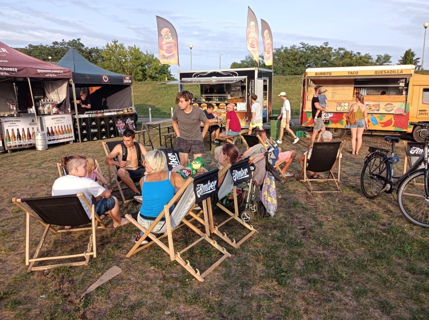 Festiwal Smaków Food Trucków w Ostrołęce. Od 19 do 21 sierpnia można dobrze zjeść na plaży. Są też inne atrakcje. Zdjęcia