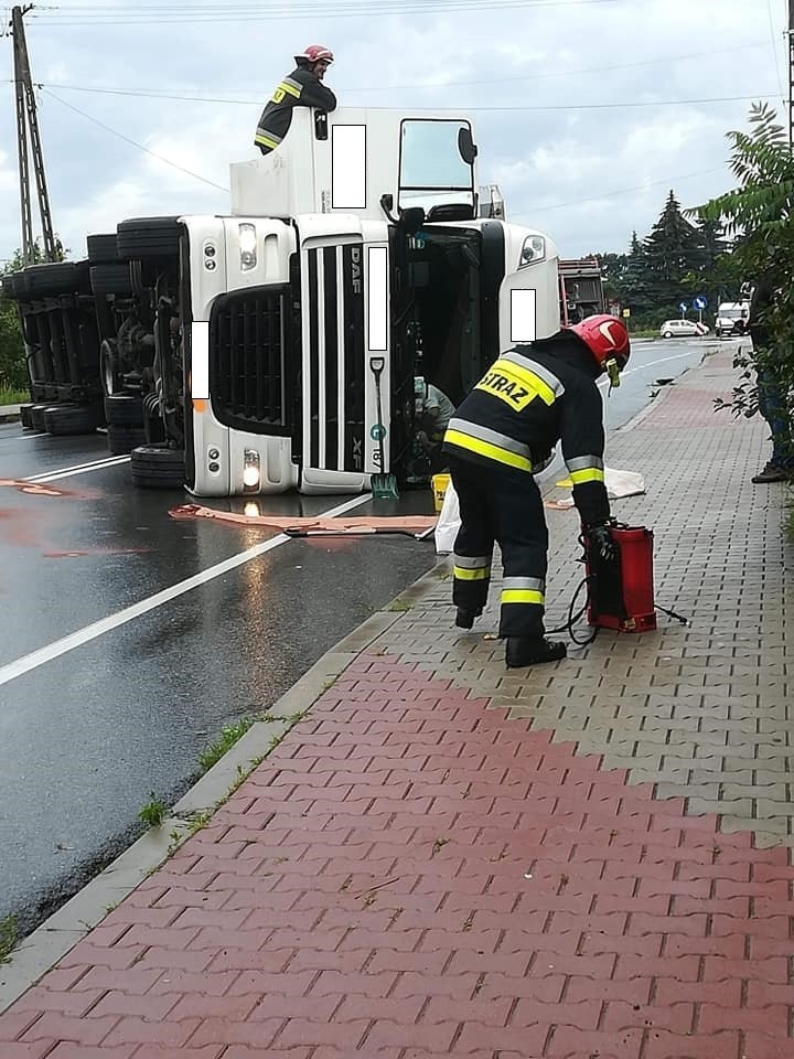 Wypadek w Tymowej. Na DK 75 leży przewrócona ciężarówka