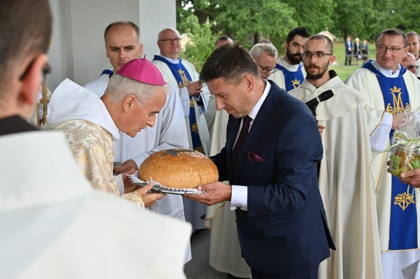 Grzegorz Woźniczko z Włoszczowic przekazał bochen chleba na...