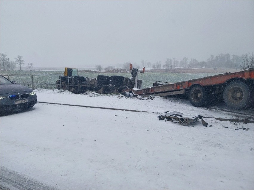 Zderzenie ciężarowej lawety z ciągnikiem rolniczym w miejscowości Ujazd. Laweta w rowie, kierowca w szpitalu. Zobacz zdjęcia