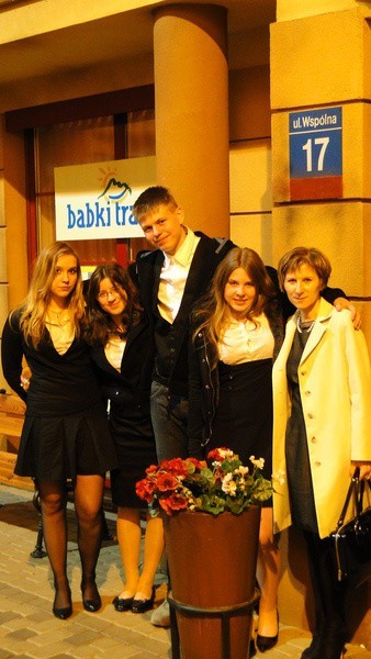 Oto ekipa z Jerzmanowej na planie serialu "Na Wspólnej". Na zdjęciu kolejno- Natalia Ciesielska, Sara Duraj, Mikołaj Słupski, opiekun grupy Zofia Głowacka i Kryspina Miszczuk.