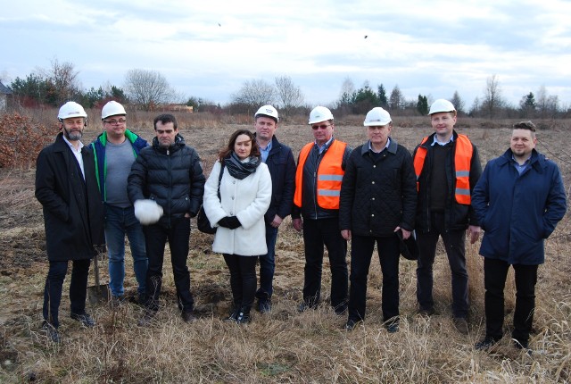 Przedstawiciele radomskich spółek, Zawisza oraz Archi-rad2000 uroczyście wbili pierwszą łopatę pod nową budowę. Inwestycja powinna być gotowa w ostatnim kwartale 2018 roku.