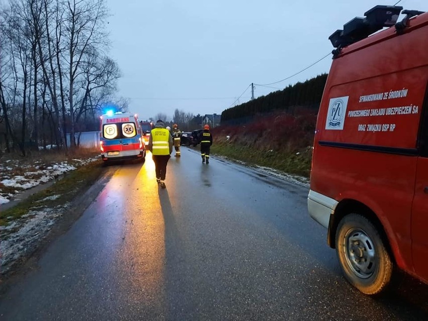 Wypadek w Wołowicach. Czołowe zderzenie i kilka osób rannych w tym dzieci, jedna osoba zginęła. Lądował helikopter