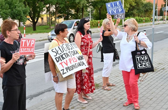 Opozycja Uliczna Kielce na czele z Małgorzatą Marenin zorganizowała w sobotę, 14 sierpnia, demonstrację w obronie wolnych mediów. Protest rozpoczął się przed siedzibą kieleckiego oddziału Telewizji Polskiej.W pikiecie wzięło udział kilka osób. Przypomnijmy, że w minioną środę Sejm przegłosował projekt nowelizacji ustawy o radiofonii i telewizji autorstwa Prawa i Sprawiedliwości, która ogranicza możliwość posiadania w Polsce mediów przez podmioty spoza Europejskiego Obszaru Gospodarczego. Chodzi tu o stację TVN. Na kolejnych slajdach więcej zdjęć z protestu>>>