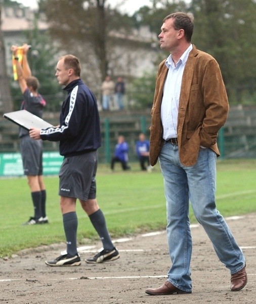 Trener "Stalówki&#8221;, Sławomir Adamus (z prawej), cieszy się, że jego zespół wygrywa, ale nie uważa się za "trenerskiego guru&#8221;.