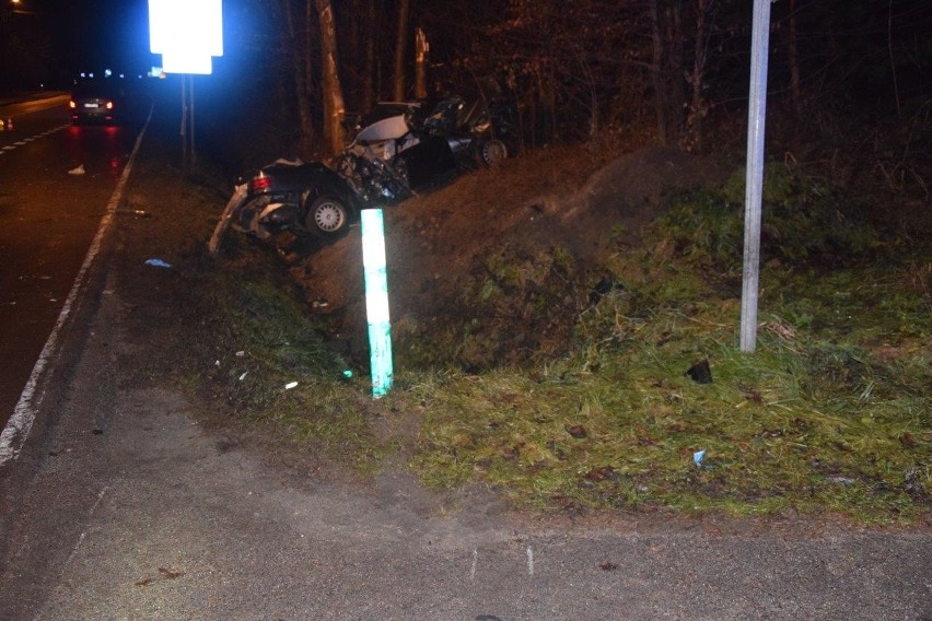 Poręba Radlna. Tragiczny wypadek na drodze wojewódzkiej. Nie żyje dwóch mężczyzn [ZDJĘCIA]