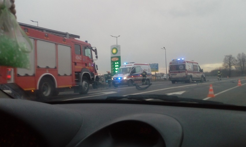 Policjanci i strażacy pracują na drodze krajowej nr 94 w...