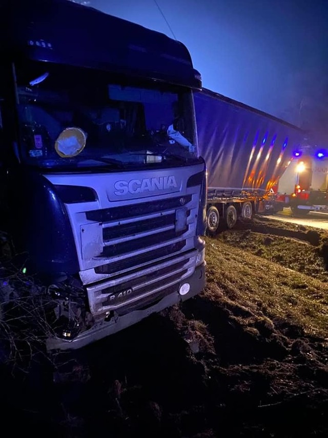Kolizja dwóch samochodów ciężarowych na DK nr 10 w miejscowości Cierpice pod Toruniem. Do zdarzenia doszło wieczorową porą w czwartek, 23 lutego