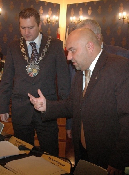 Radny Jarosław Dudkowiak (z prawej) często zgłasza uwagi do pracy radcy prawnego. Nie odpuszcza także przewodniczącemu rady Radosławowi Pobolowi