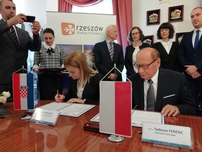Dziś prezydent Rzeszowa podpisał umowę z Jeleną Hrgović,...
