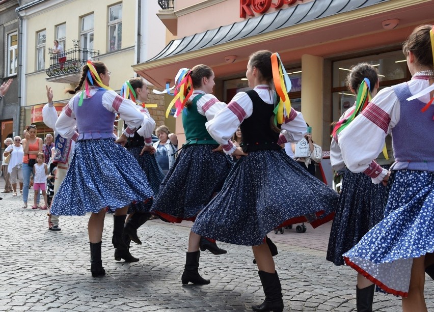 Gorlice. Festiwal Świat pod Kyczerą. Przez miejski deptak przeszedł barwny korowód artystów z różnych stron świata