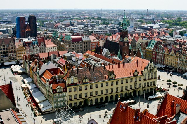 Rada Miejska Wrocławia obraduje w sali sesyjnej usytuowanej w budynku Sukiennic, położonym na zachodniej stronie Rynku.