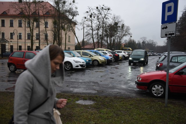 Około 300 miejsc jest na tymczasowym parkingu szpitalnym na ulicy Grunwaldzkiej. Dla wszystkich chętnych on nie wystarczy