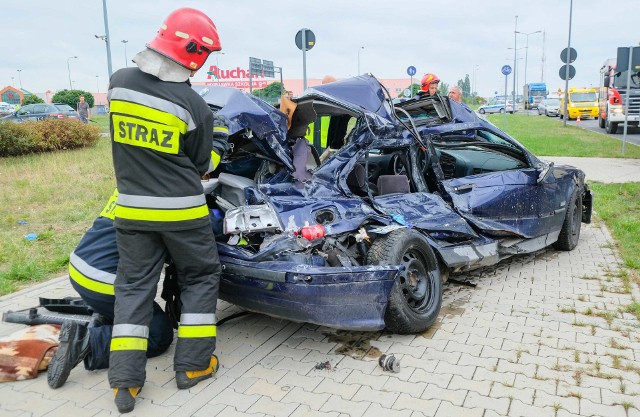 Wypadek w Poznaniu na ul. Marii Lange. We wtorek przed południem kierowca bmw zderzył się tam z ciężarówką. Jedna osoba została ranna.Przejdź do kolejnego zdjęcia --->