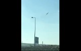 Nisko lecący samolot nad Dolskiem zaniepokoił kierowców. "Był strach, że on spadnie". Zobacz wideo!