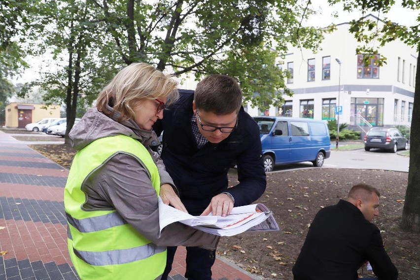 Ostrołęka. Chodnik przy ul. Kleeberga na osiedlu Centrum w Ostrołęce wyremontowany. 3.10.2020. Zdjęcia