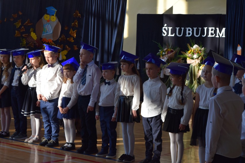 Uczniowie ze szkoły w Skalbmierzu złożyli pierwsze ślubowanie. W ruch poszedł wielki ołówek. Były też upominki. Zobaczcie zdjęcia