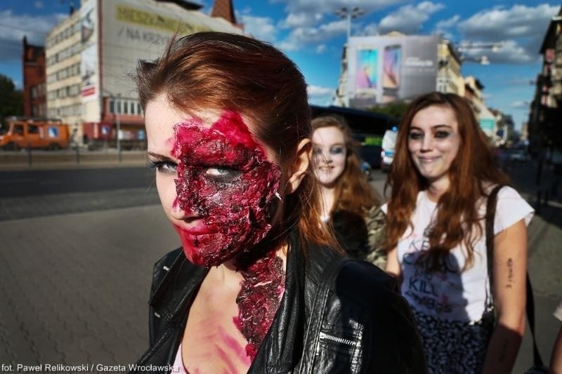 Zombie Walk we Wrocławiu. 300 osób przeszło w marszu żywych trupów (ZDJĘCIA)