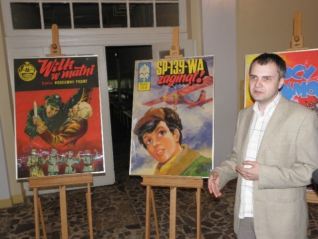 Gości po wystawie oprowadzał Maciej Jasiński z Bydgoszczy, scenarzysta komiksowy, który jest w trakcie przygotowywania książki biograficznej o Wróblewskim.
