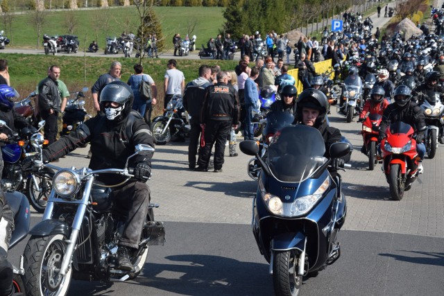 Parada motocykli na otwarcie sezonu 2019 pod pomnikiem Chrystusa Króla w Świebodzinie i przejazd kawalkady pojazdów w kierunku plaży w Łąkiem (Gm. Skąpe)