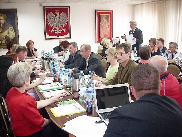 Burmistrz Andrzej Nawrocki (stoi) odpowiada na pytania mieszkańców, przy stole z lewej - radni
