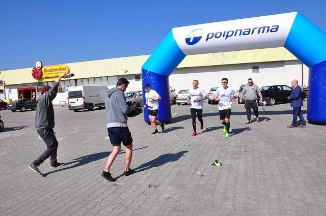W piątek rano rozpoczął się w Sandomierzu drugi etap biegu. Na trasie do uczestników mieli dołączać kolejni biegacze.