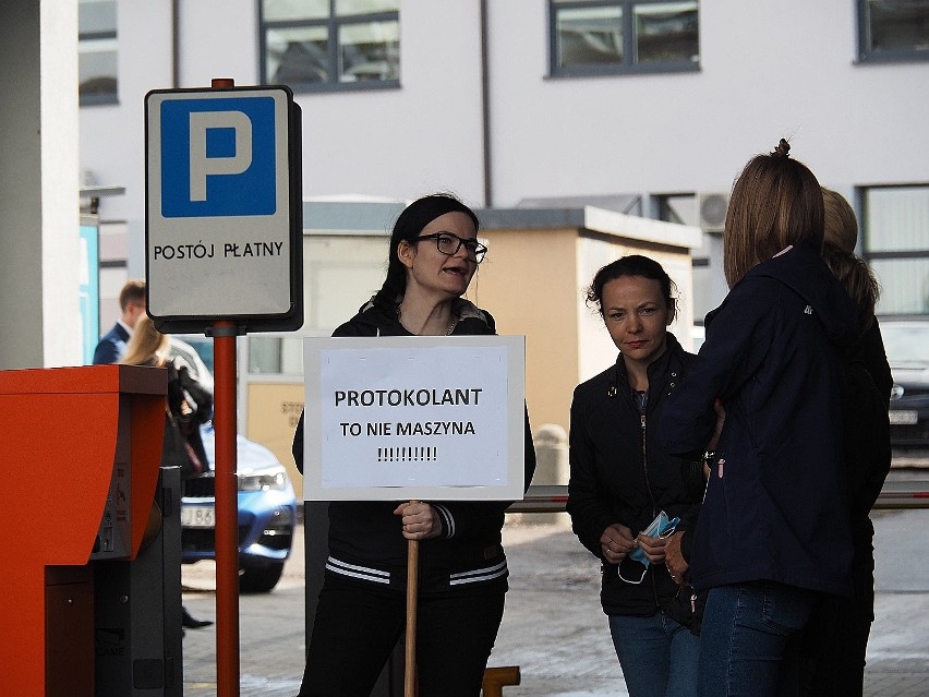 Protest pracowników sądów w Łodzi