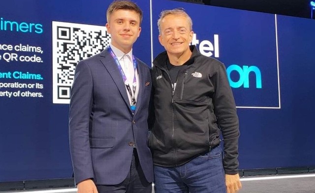 Maksymilian Paczyński w USA z globalnym szefem firmy Intel, Patem Gelsingerem (z prawej).