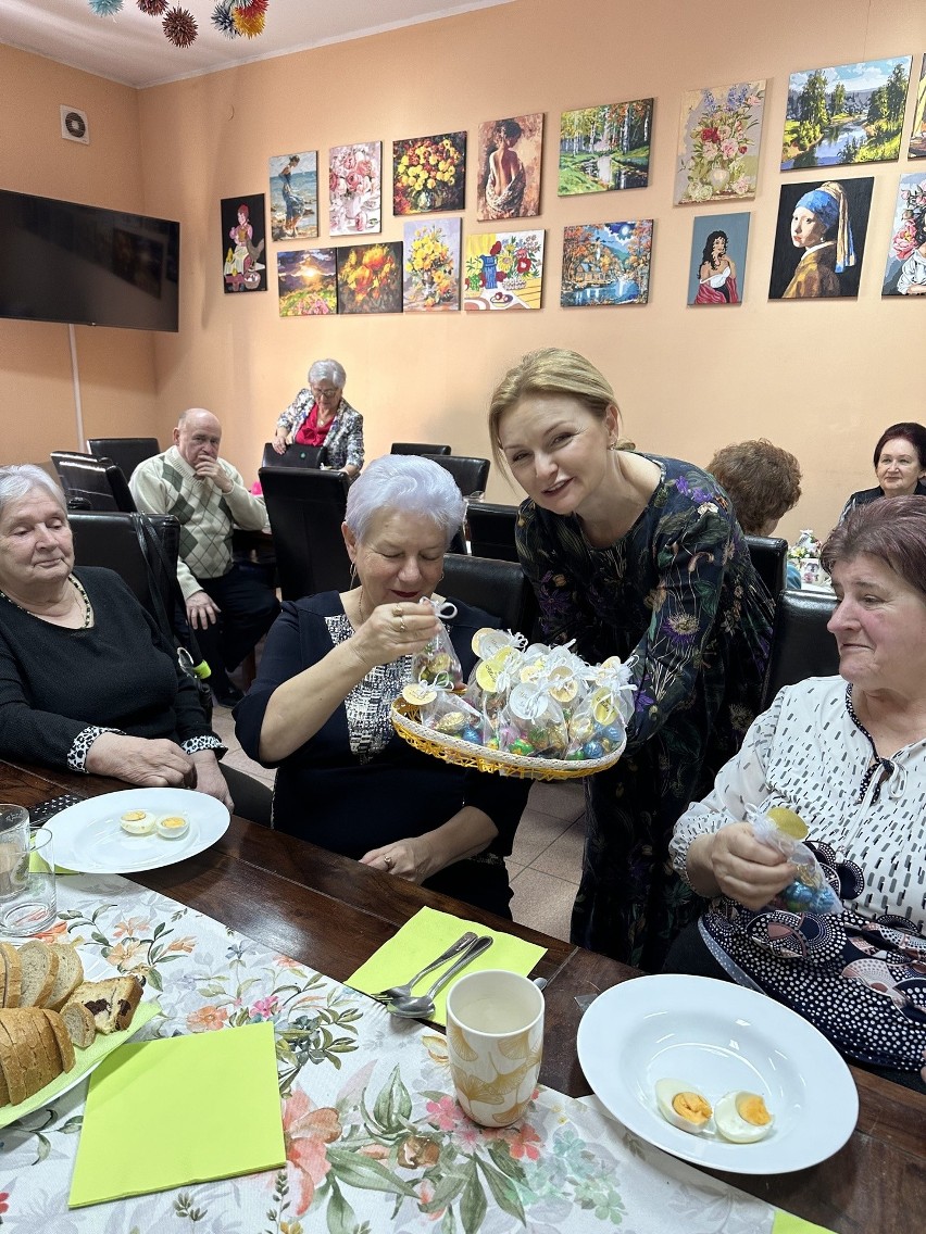 Śniadanie Wielkanocne w Klubie Wsparcia Senior Plus we Włoszczowie. Zobaczcie zdjęcia