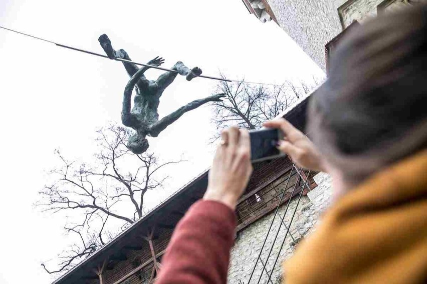 Kraków. Rzeźba Jerzego Kędziory zawisła koło Bramy Floriańskiej