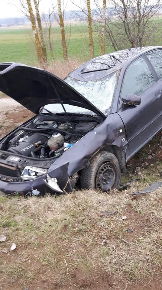 Barszczewo. Wypadek na szosie Kruszewskiej. Dachowanie auta, jedna osoba ranna. "Starszy pan zajechał mu drogę" [ZDJĘCIA]