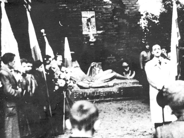 Odsłonięcie pierwszego w Polsce pomnika poświęconego powstańcom warszawskim. Słupsk, 15 września 1946 r.