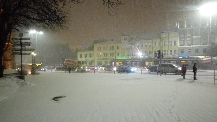 Ze względu na opady śniegu wprowadzono zakaz wjazdu samochodów ciężarowych na obwodnicę z ul. Morskiej w kierunku Gdańska [23.02.2018]