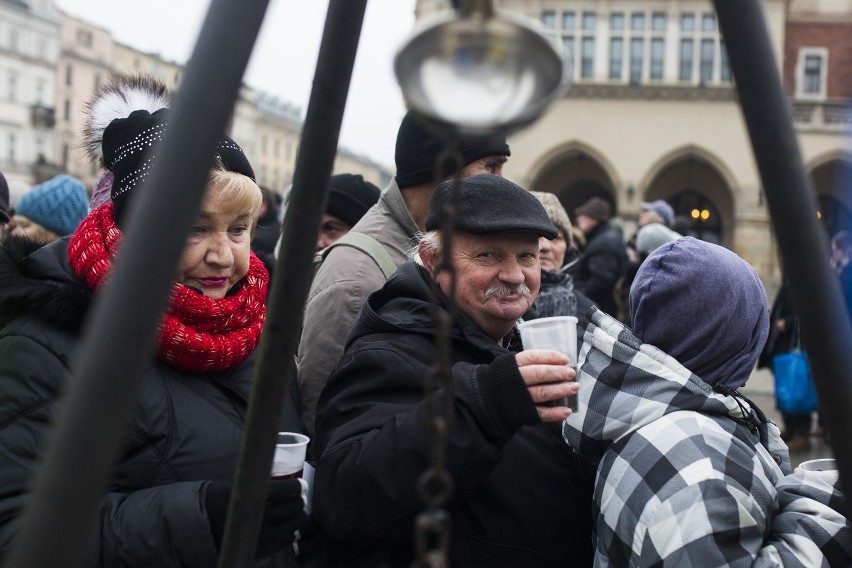 Na krakowskim Rynku wigilia dla bezdomnych i potrzebujących [ZDJĘCIA, WIDEO]