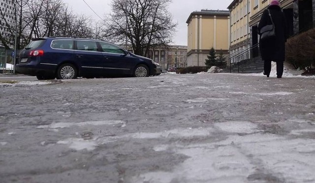 Zima 2017 w województwie podlaskim. Marznący deszcz i gołoledź. Pierwszy stopień zagrożenia