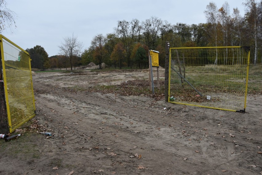 Plac budowy nowej infrastruktury przy jeziorze w Tarpnie w...