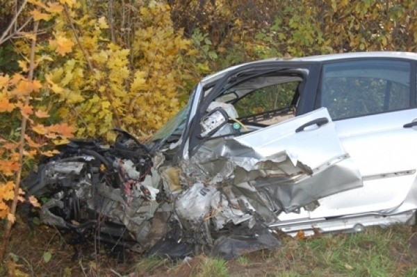 Wypadek w Markowiczach: bmw zjechało na pobocze, a następnie na lewą stronę jezdni, gdzie zderzyło się z jadącym w jego kierunku volkswagenem
