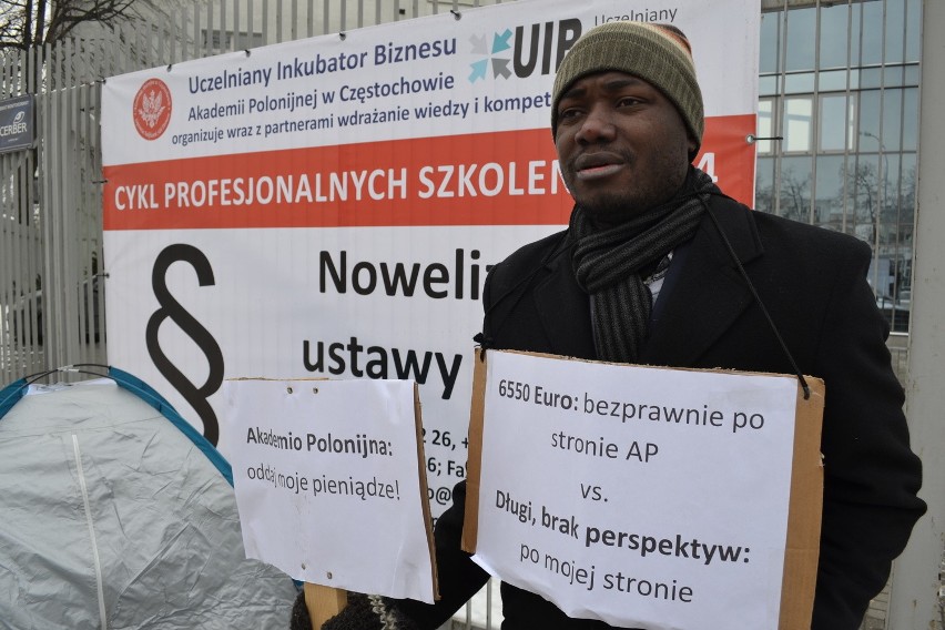Student z Nigerii protestuje przed Akademią Polonijną w...