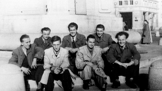 1954 r. Jesteśmy przed MDM na placu Konstytucji. Ja jestem pierwszy od lewej - wspomina Stanisław Jabłonowski
