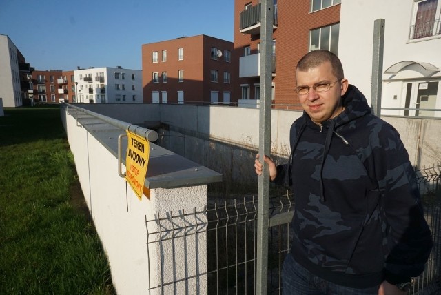 - Wielu mieszkańców skarży się, że przez niedokończony parking z ich domów ucieka ciepło - mówi Marek Witkowski