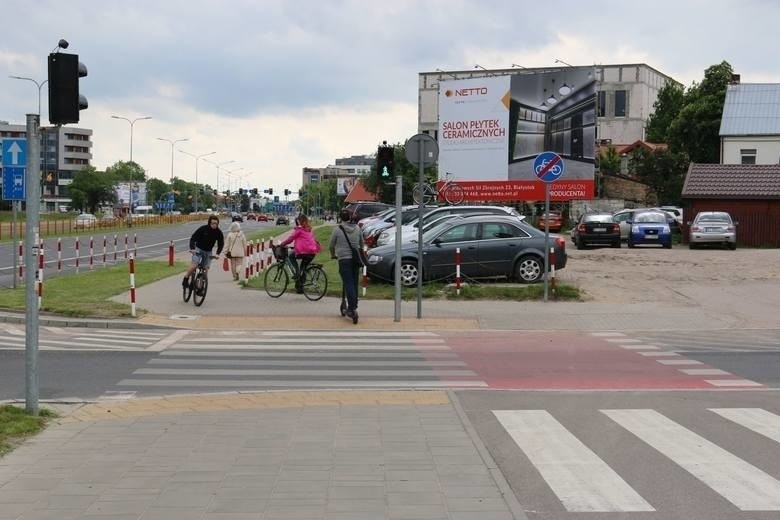 Rowerzyści jeżdżą na tym odcinku po chodniku.