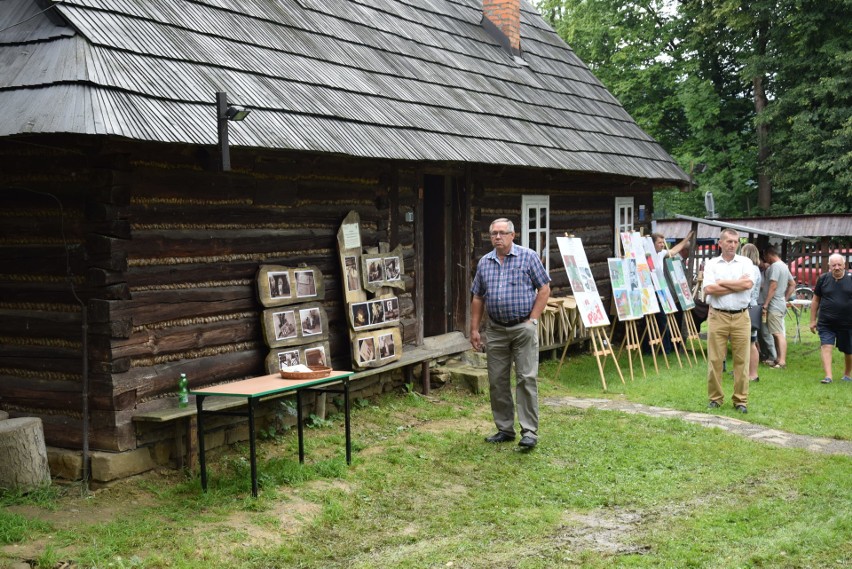 Szymbark. XV Panorama Kultur. W skansenie głośno gra muzyka, jest mnóstwo ludzi, są stoiska z rękodziełem, gospodynie częstują pysznościami