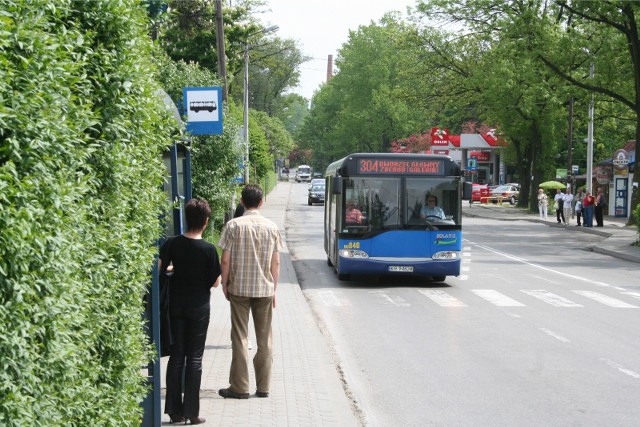 Codziennie w Krakowie wiele osób musi pędzić, by zdążyć na autobus do swojej gminy. Jeśli się nie uda, czeka ich długie oczekiwanie na kolejny. Co z tym zrobić?