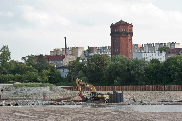 Budowla na Odrze przy ul. Grobli w Brzegu  powstała w drugiej połowie XIX wieku. Jej konstrukcję nadwyrężyły dwie powodzie: w 1997 i 2010 roku.